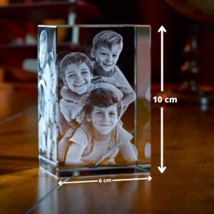 Custom 3D engraved crystal displaying a happy family moment, with dimensions 10 cm by 6 cm.